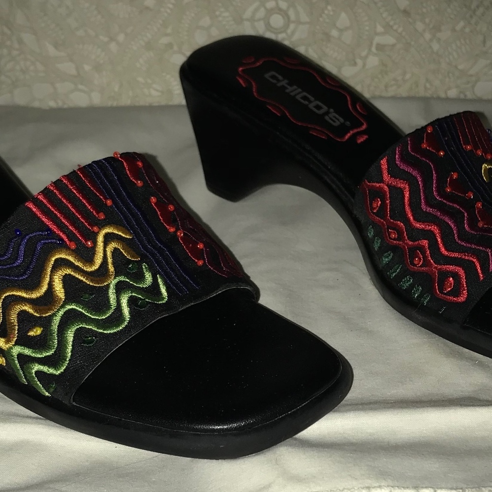 Chicos wedge size 6, multi color embroidery